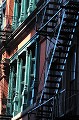 A la suite d'un tragique incendie détruisant 300 maisons à Lower Manhattan en 1840, une loi dite "fire escape" oblige les constructeurs  d'immeubles de quelques étages à se doter d'escaliers métalliques de secours en façade. new york,manhattan,escalier,secours,USA. 