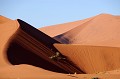 Les vents modèlent les dunes, créant un univers harmonieux de courbes et d'angles, d'ombre et de lumière... sossusvlei,dunes,namibie,afrique. 