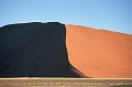 Contrairement à celles du Kalahari, les dunes de Sossusvlei sont mobiles. Elles sont déplacées et sculptées par le vent et peuvent prendre différentes formes. Ici la dune est dite "transversale", plutôt linéaire, avec une crête bien marquée... sossusvlei,dunes,rouges,namibie,afrique. 