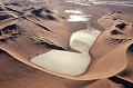 Les vents ont façonné ces géants de sable en forme de croissants. On peut observer les résurgences de sel, au fond des cuvettes, rappelant que ce désert fut à d'autres époques, un océan... namib,desert,namibie,afrique. 
