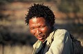 De petite taille, la peau claire, les yeux en amande, les pommettes hautes et les cheveux crépus, le Bushman porte dans ses traits, la marque d'une longue histoire nomade dans l'un des plus mythiques déserts de la planète : le Kalahari. 
L'existence de cette minorité ethnique, aujourd'hui menacée de disparition, a été révélée au monde par le film "Les dieux sont tombés sur la tête" réalisé par le sud-africain Jamie Uys en 1980. bushman,kalahari,namibie,bostwana,afrique. 