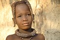 Il porte la coiffure traditionnelle, faite de deux tresses plates. A l'âge adulte, elles disparaitront au profit de cheveux courts. himba,kaokoland,namibie,afrique. 