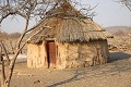 La maison Himba appelée "ozondjuwos" est de forme conique. Elle est façonnée avec de la terre mélangée à de la bouse de vache, sur une armature en bois de mopane. C'est la femme qui construit la hutte. himba,kaokoland,namibie,afrique. 