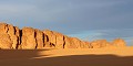 A proximité de Djanet, le premier contact avec le désert, c'est Timras. Traduit du tamachek, la langue Touareg, Timras signifie "molaire" ! Le paysage est impressionnant. De l'océan de sable, émergent d'étranges roches sculptées par le vent : des dents de pierre... sahara,timras,tassili,n ajjer,algérie. 