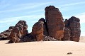 Les roches de grès, à figures humaines, se détachent sur le sable blond... sahara,tassili,n ajjer,algerie. 