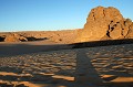 Spectacle d'ombres et de lumières sur les dunes et les roches... tiharamiouine,sahara,tassili,n ajjer,algerie. 
