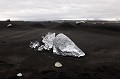 Des blocs de glace charriés par le glacier viennent se poser sur les longues plages de sable noir qui bordent la côte ouest de l'Islande... jokulsarlon,sable,noir,islande. 