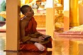La coutume impose à tous les hommes du Myanmar, d'effectuer deux retraites monastiques dans leur vie : une comme novice entre 10 et 12 ans, l'autre comme moine, après 20 ans. Le religieux doit se soumettre à trois règles fondamentales : renoncer à toute possession, jurer de respecter toute forme de vie et de n'offenser personne, demeurer chaste... Lorsqu'ils prononcent leurs vœux, les moines reçoivent les "huit nécessités" : le bol à aumônes, le rasoir, l'éventail, l'ombrelle, l'aiguille à coudre et les 3 pièces de la robe safran... Même s'ils ont prononcé leurs vœux, les moines peuvent renoncer à la vie religieuse à tout moment. moine,pagode,shwedagon,rangoon,myanmar,birmanie. 
