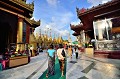 Ville dans la ville, les fidèles se pressent toute la journée dans les allées de la pagode Shwedagon, avec offrandes et prières... pagode,shwedagon,rangoon,myanmar,birmanie. 