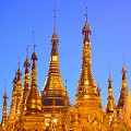 Au coucher du soleil, l'or de la pagode flamboie... pagode,shwedagon,rangoon,myanmar,birmanie. 