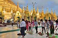 Chaque jour, des bénévoles, choisis sur longue liste, nettoient les allées de la pagode... Une bonne manière pour eux d'acquérir des mérites... pagode,shwedagon,rangoon,myanmar,birmanie. 