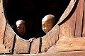 Construit en 1885, le petit monastère en teck de Shweyanpyay abrite une école pour jeunes bonzes... novices,monastere,shweyanpyay,myanmar,birmanie. 