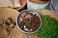 Ce plat Shan est fait à partir de minuscules fourmis rouges, relevé d'oignons doux et de cives... L'acide formique lui confère une note citronnée... nyaung,shwe,marche,myanmar,birmanie. 