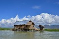 Les habitants du Lac Inlé construisent leur maison sur l'eau, sur de hauts pilotis pour se préserver des inondations. Pour se nettoyer ou laver le linge, la famille utilise la petite jetée devant la maison... lac,inle,myanmar,birmanie. 