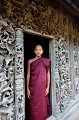 Ce pavillon en teck était autrefois la résidence du roi Mindon. Après sa mort, il fut démonté et offert comme monastère. Il était à l'origine recouvert d'or, intérieur comme extérieur. La façade ne présente plus aujourd'hui d'éléments dorés, mais les sculptures sont restées intactes... monastere,shwenandaw,mandalay,myanmar,birmanie. 