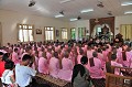 Les nonnes ont le crâne rasé et portent des robes roses. Elles doivent observer 311 règles disciplinaires alors que 227 seulement, s'imposent aux moines. Sur cette vue, la communauté religieuse est réunie à l'occasion de l'ordination de huit moines... couvent,myanmar,birmanie. 