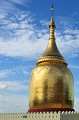 Le Bupaya ou "pagode de la gourde" est un célèbre stupa situé à Bagan sur une colline dominant le fleuve Irrawaddy. Il aurait été construit aux alentours de l'an 1000. Jadis peint en blanc, détruit par le tremblement de terre de 1975, il a été reconstruit et entièrement recouvert de feuilles d'or... bagan,myanmar,birmanie. 