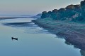 Vue du fleuve au petit matin. Prenant sa source au sud de l'Himalaya, l'Irrawaddy parcourt le Myanmar du nord au sud, sur 2710 km et se jette dans la mer d'Andaman par un delta à neuf bras... ayeyarwady,myanmar,birmanie. 
