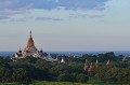 Chef d'œuvre de l'architecture Môn, ce temple est l'un des plus beaux du site de Bagan. Il fut achevé en 1091. En forme de croix grecque, surmonté de cinq toits terrasses et d'un stupa couvert d'or, ses deux déambulatoires intérieurs sont creusés de plusieurs centaines de niches contenant des statues et bas reliefs racontant la vie de Bouddha. bagan,myanmar,birmanie. 