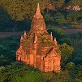Certains temples sont laissés à l'abandon,envahis par les herbes. Ils tombent progressivement en ruine... Le tremblement de terre de 1975 a laissé des traces. Seuls, 40 temples, jugés majeurs ont bénéficié du programme d'inventaire des dégâts et de restauration de l'UNESCO... Les autres sont en attente de mécènes, de généreux donateurs... bagan,myanmar,birmanie. 