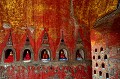 Le monastère est prolongé par une jolie pagode. A l'intérieur de celle-ci, les mûrs sont percés de centaines de petites niches, contenant chacune une statue miniature de Bouddha... palais,miroir,shweyanpyay,myanmar,birmanie. 