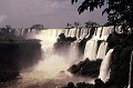 Découvertes en 1542 par un explorateur espagnol, Alvan Cabeza de Vaca, les chutes d'Iguaçu sont considérées comme les plus belles et les plus gigantesques chutes du monde. Elles sont situées à la frontière de trois pays : Argentine, Brésil et Paraguay. chutes,iguacu,bresil,paraguay,argentine. 