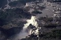 Les chutes s'insèrent dans le parc national d'Iguaçu, qui abrite 2000 espèces de plantes et une faune surprenante, comme des toucans à long bec orange, des perroquets, des iguanes, des pécaris, des coatis... chutes,iguacu,bresil,paraguay,argentine. 