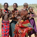 C'est la plus belle des ethnies du sud-ouest éthiopien, tant par la richesse des parures, que par l'harmonieuse recherche des couleurs pour se peindre le corps.
La population Hamer vit sur des terres arides et peu fertiles, coincées entre les riches plateaux de l'est et la barrière montagneuse, qui à l'ouest, la sépare de la vallée de l'Omo... hamer,ethiopie. 