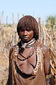La femme porte un collier en métal terminé par une protubérance phallique, appelé "bignaré". Ce collier distingue l'épouse principale des épouses de rang inférieur... hamer,ethiopie. 