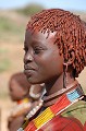 Cette jeune femme porte deux gros colliers en métal. Ce collier est appelé "insenté" et signifie que la personne occupe le rang de deuxième, troisième ou quatrième épouse Hamer... hamer,ethiopie. 