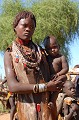 Dans la famille Hamer, les adolescentes prennent soin des petits frères et des petites sœurs... hamer,ethiopie. 