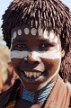 Dans la tribu Hamer, la tradition enseigne aux hommes et aux femmes de prendre soin de leur apparence en toutes circonstances. Le visage de cette jeune fille est maquillé à partir d'un mélange de craie et d'eau. hamer,ethiopie. 