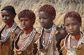 Les jeunes filles portent ici plusieurs colliers de perles et de cauris (petits coquillages blancs qui ont longtemps servi de monnaie d'échange dans les tribus d'Afrique). Elles sont vêtues de peaux de vache, oignent leur corps d'huile et d'argile... hamer,ethiopie. 