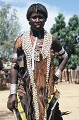 Cette femme Tsemaï est mariée. Elle porte une robe de cuir aux multiples décorations et signe de reconnaissance de son état de femme mariée, un bâton cousu au pan du vêtement... tsemai,ethiopie. 