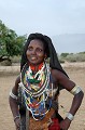 Elle est très belle, parée de nombreux colliers et bracelets. arbore,ethiopie. 