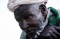 Les Borana sont musulmans, mais ont conservé de nombreux rites animistes. Ce vieillard est le sage du village. Il est aussi le seul à avoir accompli le pèlerinage à la Mecque, ce qui lui confère autorité et prestige au sein de sa communauté. borana,ethiopie. 