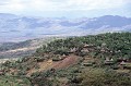 L'ethnie Konso, qui regroupe 200 000 âmes, vit dans le sud de l'Ethiopie, à 1500 mètres d'altitude. Agriculteurs, les Konso ont organisé leurs parcelles en ingénieux systèmes d'irrigation et de cultures en terrasse. Ils produisent du coton, des céréales, des fruits et des légumes... konso,ethiopie. 