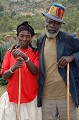 Couple de cultivateurs Konso, rencontré à Ghersegio. Observons que la femme Konso porte plusieurs jupes de coton superposées... konso,ethiopie. 