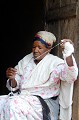 L'ethnie Dorze occupe un territoire de 30 km2 à l'ouest du lac Abaya et sur les versants du mont Gughe. Elle est réputée pour son savoir faire dans le tissage des chammas en coton (sorte de toge portée en drapé autour de la taille). Le présent cliché nous montre une vieille femme filant la laine. Rencontre au village de Chencha. dorze,ethiopie. 