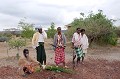 Ces hommes portent le pagne et le gilé, le fameux poignard à lame recourbée. Ils vivent dans des huttes recouvertes de peaux de vache et de chèvre. Si les femmes s'occupent des cases, des enfants et de la traite des animaux, les hommes gardent les dromadaires et les bœufs. Les Afar sont musulmans. afar,ethiopie. 