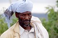 Ignorant les frontières aussi bien que les lois du pays, les Afar forment une tribu indépendante, inspirée par un mode de vie semi-nomade. Ils vivent dans un triangle constitué des contreforts des hauts plateaux éthiopiens, la mer Rouge et la chaîne du Ahmar. Leur réputation de guerriers virils et sanguinaires les font craindre par les autres ethnies et les étrangers... afar,ethiopie. 