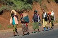 Paysans Oromo se rendant à la ville pour vendre leurs produits ou pour acheter le nécessaire pour vivre... oromo,ethiopie. 