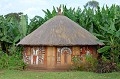 La hutte traditionnelle est construite en bois ou en pisé, avec un toît  de chaume. Certaines maisons sont décorées avec des motifs animaliers, religieux, géométriques ou symboliques... oromo,ethiopie. 