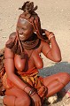 Malgré le développement du tourisme, la proximité des villes ouvertes sur le monde moderne, les Himbas sont restés attachés à leur mode de vie ancestral. Les missionnaires n'ont pas réussi à les convertir à la religion chrétienne. Ils ne sont jamais arrivés à convaincre les femmes Himbas de couvrir leur poitrine. Les Himbas sont restés animistes, pratiquant le culte des ancêtres, faisant référence à Makuru, créateur de toutes choses. Le feu sacré -okuruwo - qui ne doit jamais s'éteindre, et dont le chef de village est le gardien, sert de lien entre les vivants et les morts... himba,namibie. 
