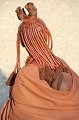 Les Himbas tirent leurs ressources du bétail. Celui-ci fournit la nourriture et constitue une monnaie d'échange pour tous autres achats... Il procure aussi le cuir qui sert à fabriquer les vêtements et nombre d'objets usuels : sacs, blagues à tabac, coiffes traditionnelles et même porte-bébés. Quant aux sandales, elles sont confectionnées à partir de pneus de voiture... himba,namibie. 