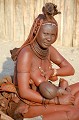Dès qu'elles sont en âge de procréer, les jeunes filles se marient. Il n'est pas rare qu'à l'âge de 20 ans, elles soient déjà mère de 6 ou 7 enfants ! La polygamie existe dans la société Himba, mais elle n'est pas la règle. himbas,namibie. 