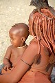 La structure sociale chez les Himbas est organisée de telle façon que chaque individu hérite son sang de sa mère et ses caractères spirituels de son père... Les droits de propriété et d'héritage sont transmis par la mère et le pouvoir spirituel et politique par le père. Cet héritage maternel serait aujourd'hui en recul au profit d'une filiation paternelle. himbas,namibie. 