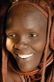 Les Himbas donnent l'image d'une communauté heureuse, attachée à ses traditions. Ce mode de vie est cependant menacé, par la scolarisation des jeunes, le développement du tourisme, l'attrait de la vie moderne... Et puis le projet gouvernemental de création d'un barrage hydroélectrique à Epupa, sur le fleuve Kunene, s'il était mené à son terme, pourrait aboutir à inonder 200 km2 des meilleurs pâturages des Himbas et à remettre en cause l'existence même de cette ethnie... himbas,namibie. 