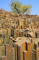 Observé dans le Damaraland, ce gigantesque bloc de basalte, découpé en longues tranches verticales. La formation du site remonterait à plus de 150 millions d'années... basalte,namibie. 