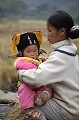 Cette politique mise en œuvre en 1979 concerne surtout l'ethnie Han, qui représente 92 % de la population chinoise. Dans les campagnes, le gouvernement autorise une deuxième naissance dans le cas où le premier enfant est une fille. Quant aux couples issus des minorités ethniques, ils sont autorisés à avoir plusieurs enfants. enfant,unique,chine. 